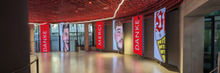 Unilumin Germany ist Business-Partner vom VfB Stuttgart. Dieses Bild zeigt eine Installation innerhalb des Mercedes Business Center in der MHP Arena. LED-Wände die in einem Kreis aufgebaut sind, begrüßen die Gäste in der Arena und zeigen die VfB Spieler.